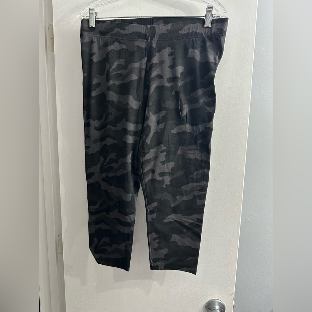 Old Navy Men's Black Camouflage Cargo Pants